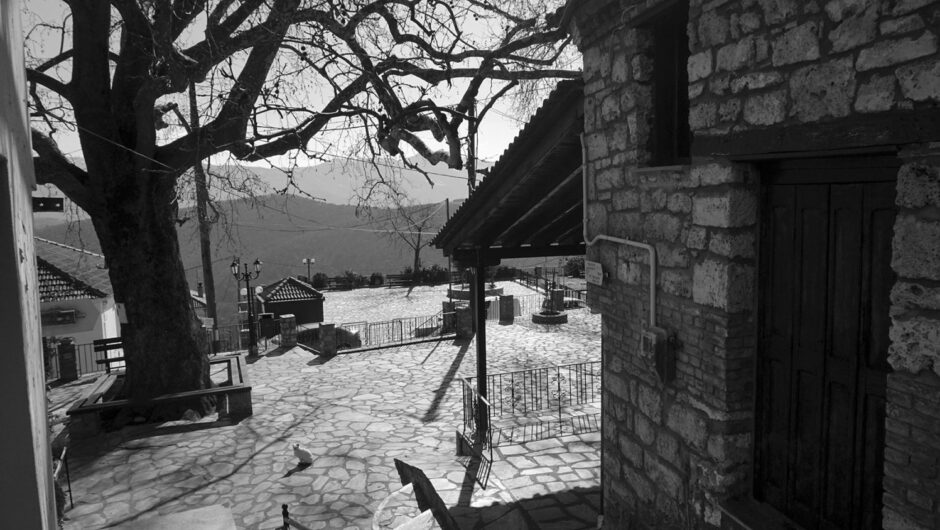 Τα πανέμορφα πέτρινα σοκάκια της Ραψάνης σε ασπρόμαυρο φόντο… (φωτ.)