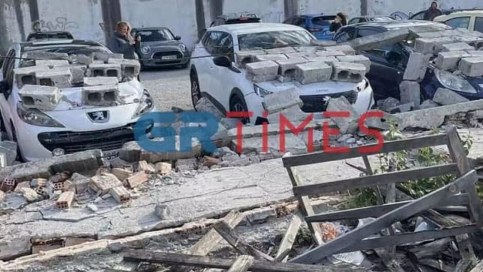 Θεσσαλονίκη: Αυτοκίνητα αστυνομικών θάφτηκαν κάτω από μπάζα όταν κατέρρευσε τοίχος κτιρίου