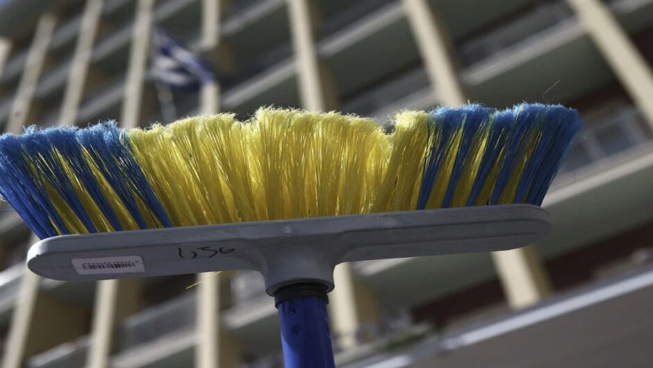 Εξοργίζουν οι καταγγελίες σχολικών καθαριστριών για περιστατικά bullying – «Μας κάνουν να νιώθουμε σκουπίδια»