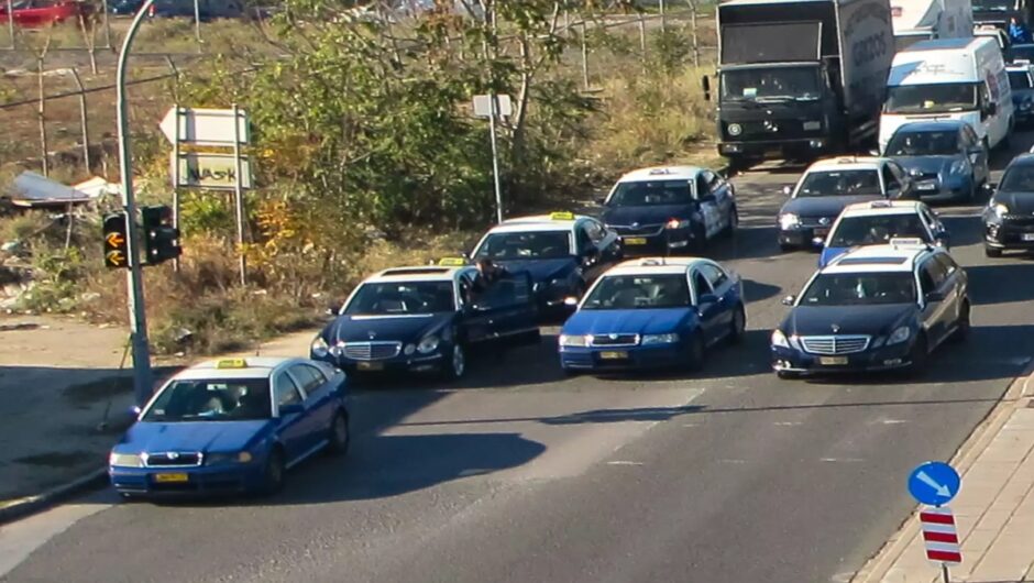 Θεσσαλονίκη: Οδηγός ταξί ξεκίνησε πριν κατέβει η 80χρονη πελάτισσα – Την εγκατέλειψε τραυματισμένη
