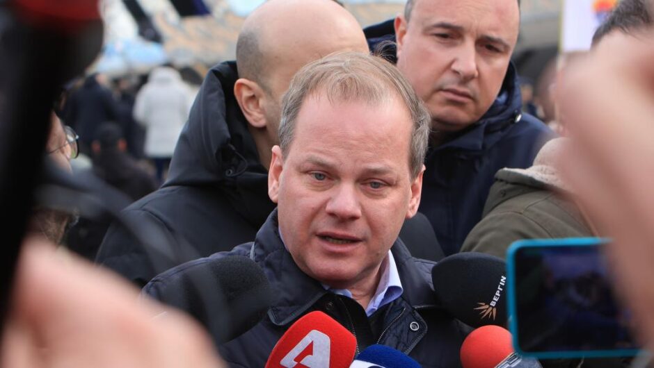 Πού κρύβεται ο Καραμανλής;