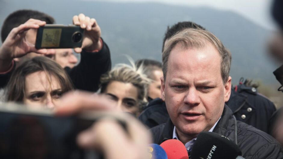 Σέρρες: «Μαύρο στον Καραμανλή» – Συνθήματα έξω από το γραφείο του πρώην υπουργού Μεταφορών (Video)