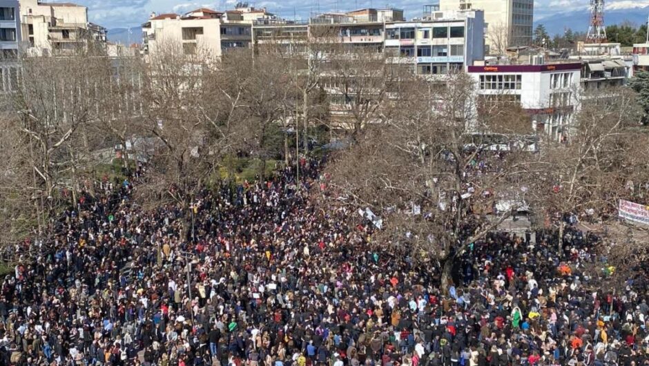 Τέμπη / Ανθρώπινο ποτάμι ξεχύθηκε στην κεντρική πλατεία της Λάρισας