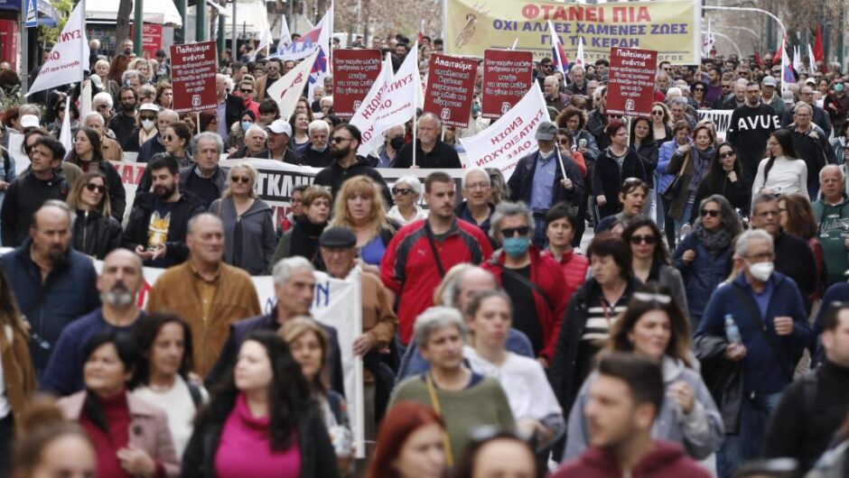 Τέμπη / «Βούλιαξαν» ξανά οι πλατείες σε όλη τη χώρα – «Δεν θα σιωπήσουμε»