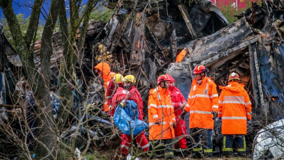 Τραγωδία στα Τέμπη / Μπάχαλο με τον αριθμό των αγνοούμενων – Τι λένε από το Μαξίμου