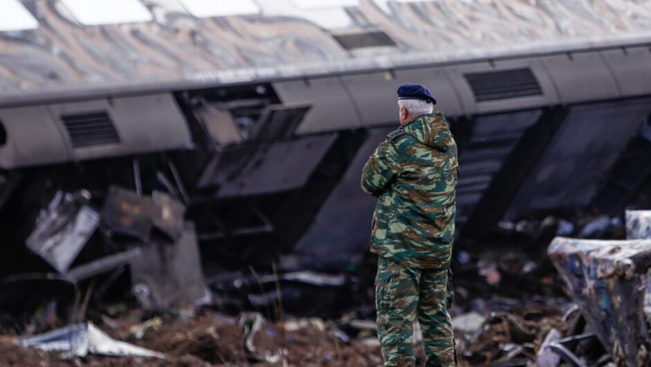 Τέμπη / Πέφτει η αυλαία των ερευνών – Τραγικές σκηνές στο Ληξιαρχείο Λάρισας