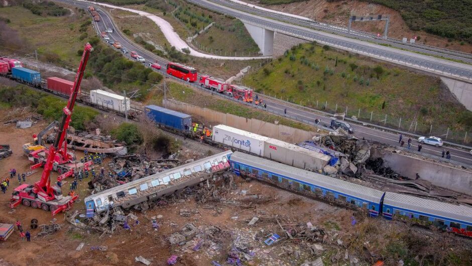 Τέμπη / Τα συγκλονιστικά βίντεο από drone πάνω από τα συντρίμμια