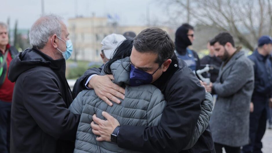 Αλέξης Τσίπρας / Έδωσε αίμα για τους τραυματίες – Συναντήθηκε με συγγενείς θυμάτων