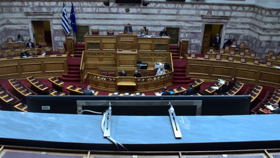 Τέμπη / Μόνη της η ΝΔ ψήφισε το προκλητικό ακαταδίωκτο της Επιτροπής