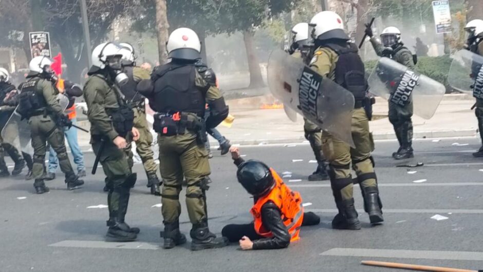 Απεργία 16 Μαρτίου – Τέμπη / Καρέ – καρέ η διάλυση της συγκέντρωσης από τα ΜΑΤ – Ωμή βία κατά ειρηνικών διαδηλωτών