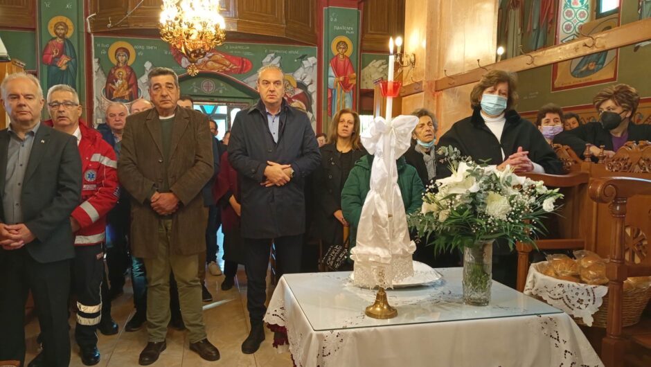 Συγκίνηση στο μνημόσυνο στο χωριό Τέμπη για τα θύματα της τραγωδίας