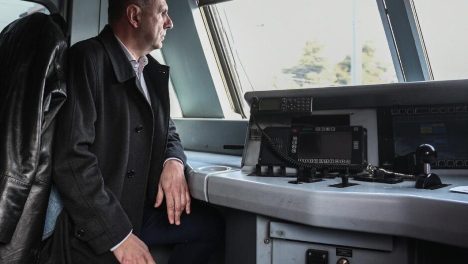 Τρένα / Επικοινωνιακό σόου Γεραπετρίτη σε ρόλο μηχανοδηγού