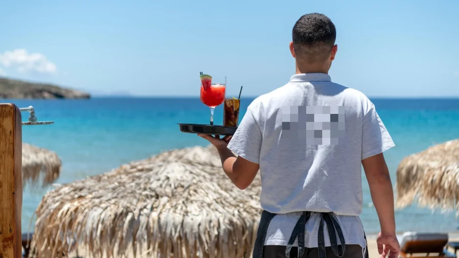 “Εκεί μέσα δεν φιλοξενείς ούτε αρουραίο” – Οι ιστορίες τρέλας εργαζομένων στον τουρισμό και οι κενές θέσεις εργασίας