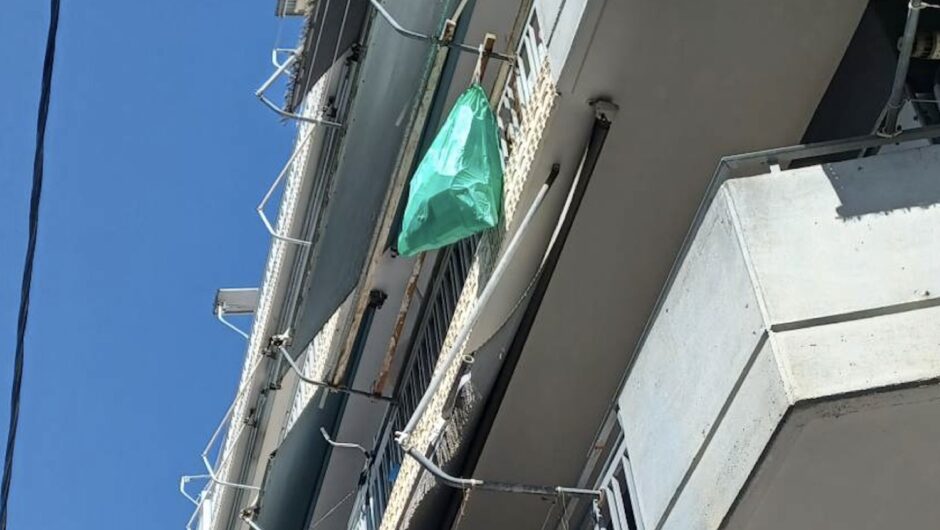 Ανεκδιήγητη Λαρισαία πετάει τα σκουπίδια από το μπαλκόνι στον δρόμο (φωτο)