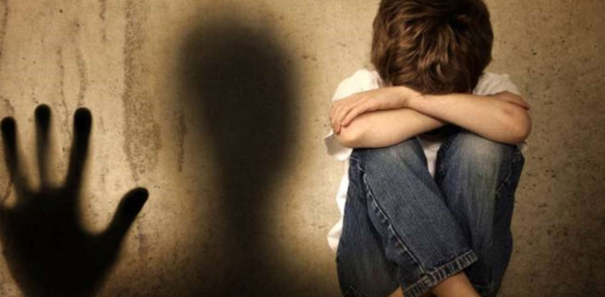 Αποτροπιασμός στον Βόλο: Πατέρας χτυπούσε με σκουπόξυλο το 11χρονο παιδί του