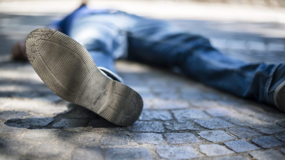 Βρέθηκε αναίσθητος σε προαύλιο σχολείου στη Λάρισα – Με ασθενοφόρο στο νοσοκομείο ο 25χρονος