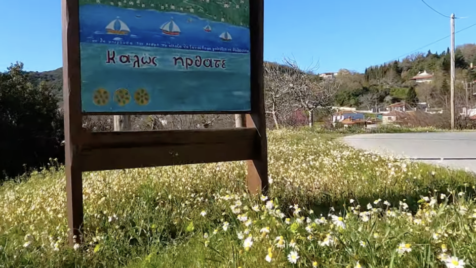 Αυτό είναι το χωριό της Λάρισας με τα τριπλά …προσόντα: Πανοραμική θέα στη θάλασσα, ερείπια κάστρου και λίμνη βγαλμένη από… άλλο πλανήτη (βίντεο)