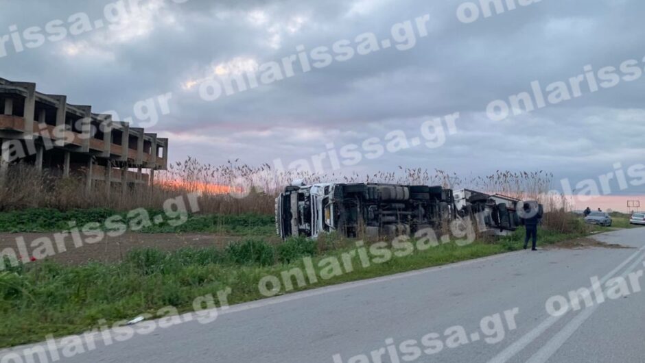Τροχαίο έξω από τη Λάρισα, τούμπαρε νταλίκα (φωτο)