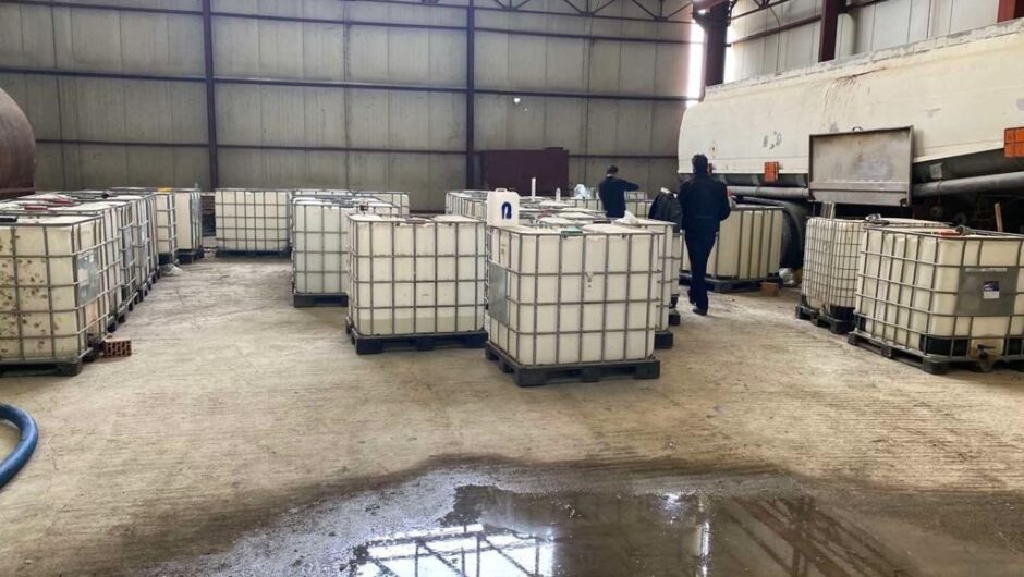 ΑΑΔΕ: Έφοδος σε αποθήκη για τους παράνομους διαλύτες βενζίνης – Άλλοι τέσσερις τόνοι με το λαθραίο υλικό