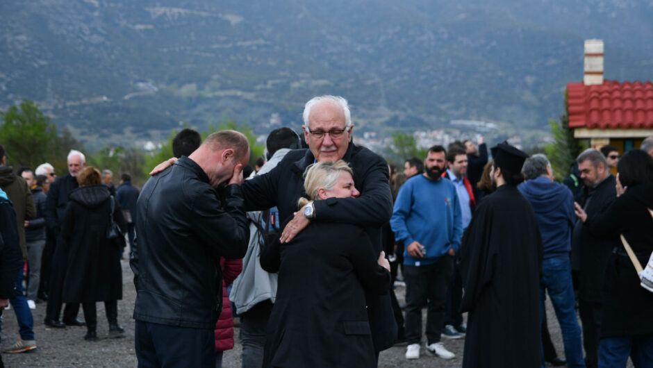 Τέμπη: Δάκρυα και οργή από τους συγγενείς των θυμάτων της τραγωδίας (φωτ. & βίντεο)