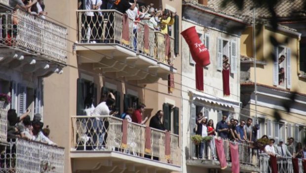 Μπότηδες: Το εντυπωσιακό πασχαλινό έθιμο της Κέρκυρας