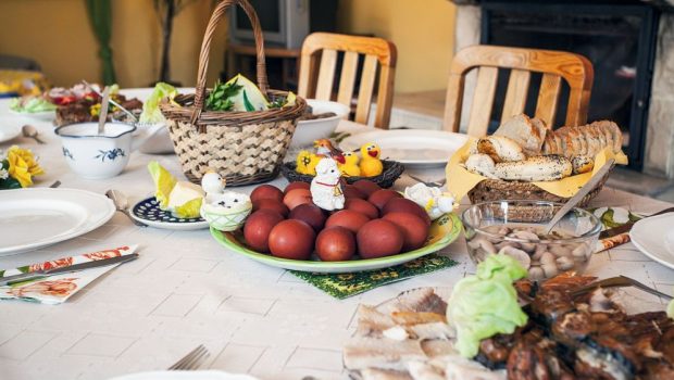 Ηλικιωμένος άφησε την τελευταία του πνοή στο πασχαλινό τραπέζι μπροστά στην οικογένειά του