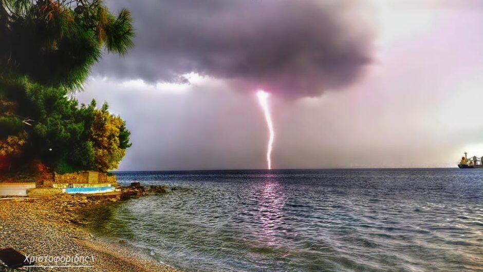 Μαγνησία: Εκπληκτική φωτογραφία – κατέγραψε κεραυνό που πέφτει στον Παγασητικό