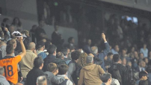 Χάος στο Μεστάγια μετά τη νέα ήττα της Βαλένθια: «Οπαδοί κινήθηκαν κατά της διοίκησης – Επενέβη η αστυνομία»