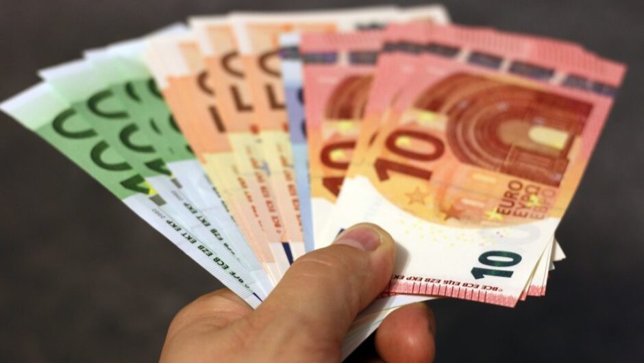 Άγνωστος στις Σέρρες μοίραζε λεφτά σε περαστικούς