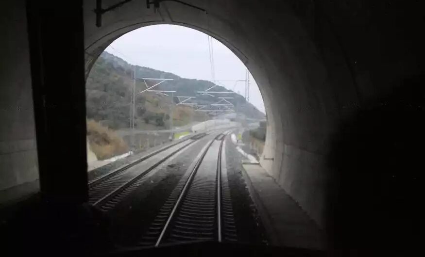 Τρένα: Σοβαρές καταγγελίες – Φύλακες ανάβουν γεννήτριες 10 λεπτά πριν περάσει το τρένο για να υπάρχει φως στις σήραγγες