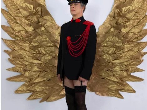 Γελοιοποιεί τη Χούντα με ζαρτιέρες ο «Χαράλαμπος» του Maestro