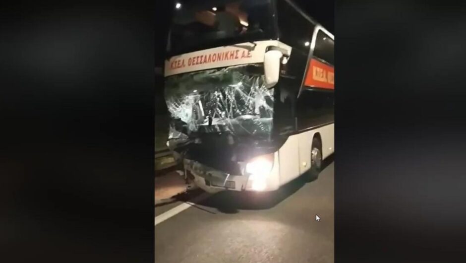 Τροχαίο δυστύχημα με έναν νεκρό στον Πλαταμώνα, ΚΤΕΛ συγκρούστηκε με δύο ΙΧ – Τρεις τραυματίες στο ΓΝΛ (φώτο – βίντεο)