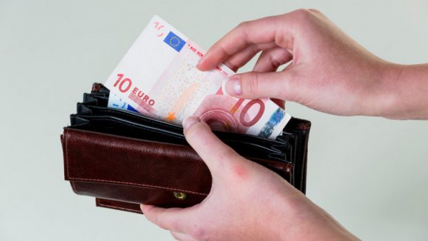 Θέλει πολύ δρόμο για «να γίνουμε Ευρώπη» στους μισθούς – Τι υπόσχονται Μητσοτάκης και Τσίπρας