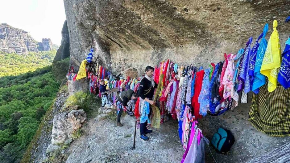 Μετέωρα: Συγκλονιστικό βίντεο… Αναφωνούν τα ονόματα των τριών κοριτσιών από την τραγωδία των Τεμπών στον Αη Γιώργη τον Μαντηλά!