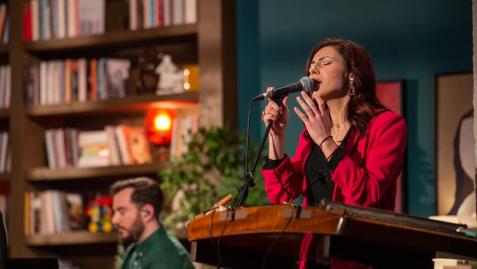 Η Λουκία Βαλάση συγκίνησε με την ερμηνεία της και το σολιστικό της παίξιμο στο σαντούρι στο «Μουσικό Κουτί»