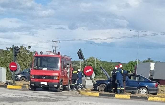 Λάρισα: Τροχαίο στην είσοδο της Αγιάς-Στο ΓΝΛ ένας τραυματίας (φωτ.)