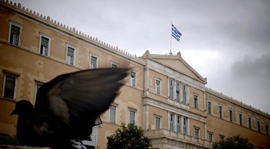 Σφοδρή η πολιτική κόντρα για το ντιμπέιτ και όχι μόνο