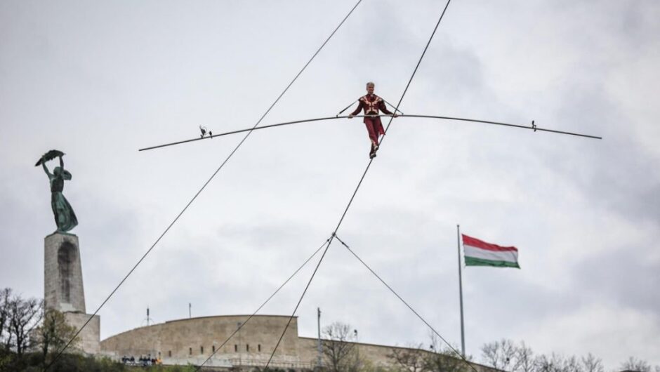 Ουγγαρία: Ακροβάτης 63 ετών διέσχισε τον Δούναβη πάνω σε τεντωμένο σχοινί