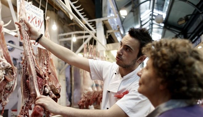 Μετωπική για την τιμή του οβελία – Το “καλάθι του Πάσχα” κι η οργή των κτηνοτρόφων