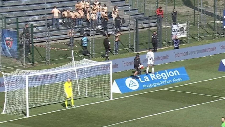 Ligue 1: Οπαδοί της Ανζέ… κατέβασαν τα παντελόνια τους για να γλιτώσουν γκολ από πέναλτι