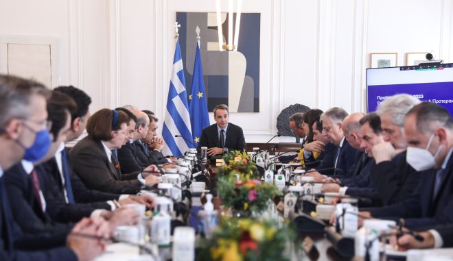“Σκιάχτρα” αντί για θέσεις και πρόγραμμα