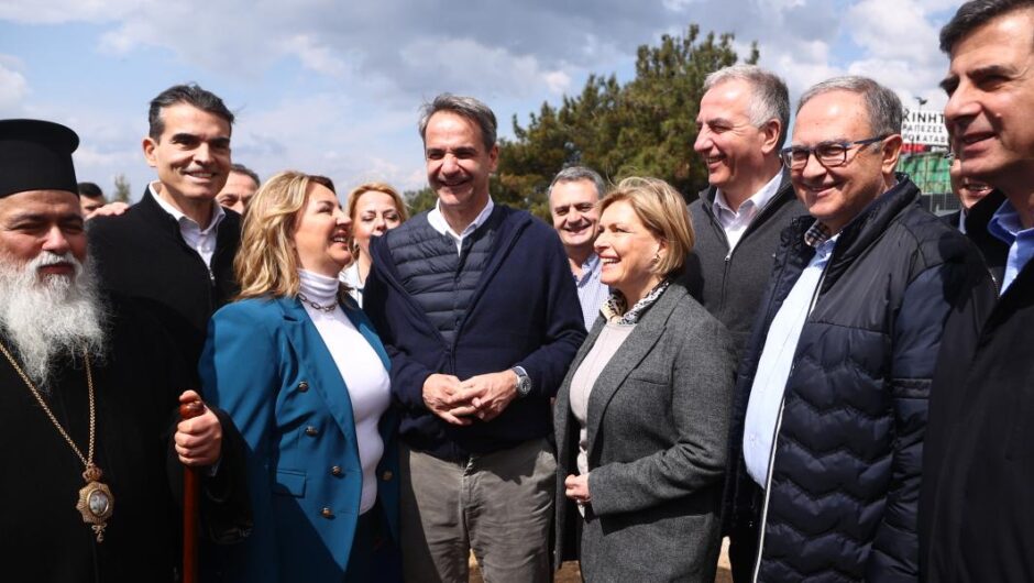 Μητσοτάκης σε μητροπολίτη / «Να χαιρετίσουμε πρώτα την πραγματική εξουσία»