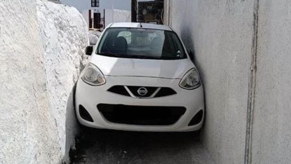 Σαντορίνη / Αυτοκίνητο… σφήνωσε σε στενό στη Μεσαριά
