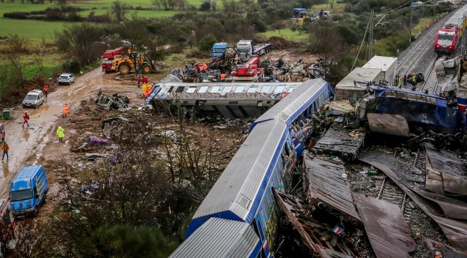 «Ψεκάστε, σκουπίστε, τελειώσατε»: Η Επιτροπή παρέδωσε το πόρισμα για τα Τέμπη
