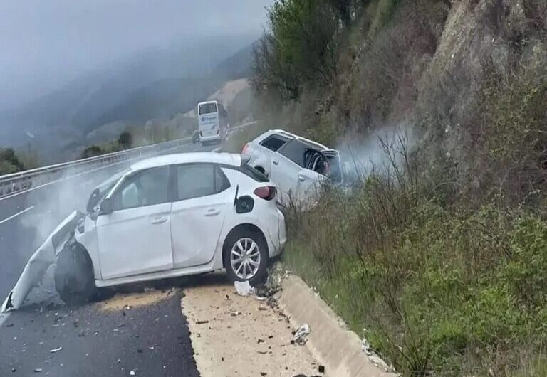 Βάφτηκε με αίμα η άσφαλτος: Έξι νεκροί και ισάριθμοι τραυματίες σε σφοδρή μετωπική σύγκρουση οχήματος που μετέφερε μετανάστες με ΙΧ, στην Εγνατία Οδό (vid)
