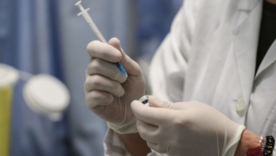 1.633 αναφορές στον ΕΟΦ για παρενέργειες των εμβολίων