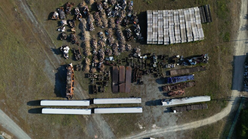 Τραγωδία των Τεμπών: Δείτε που φυλάσσονται τα βαγόνια και τα συντρίμμια της μοιραίας αμαξοστοιχίας (φωτ.)