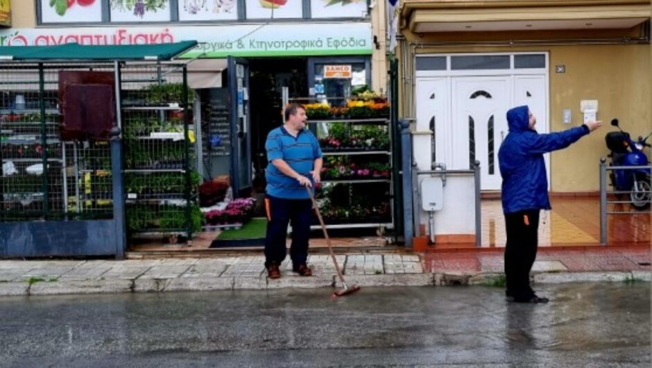 Οργή πολιτών για τα βουλωμένα φρεάτια στα Τρίκαλα (φωτό – βίντεο)