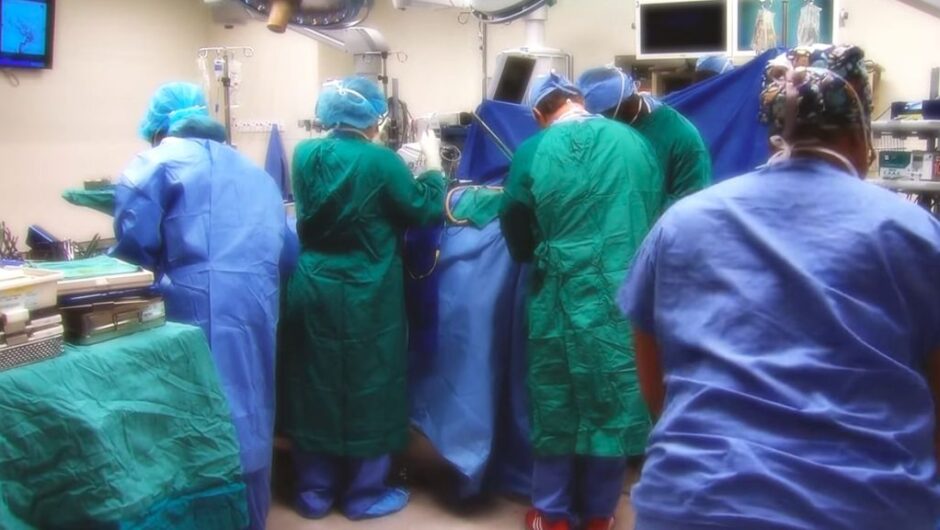 Χειρούργησαν τον εγκέφαλο εμβρύου μέσα στη μήτρα