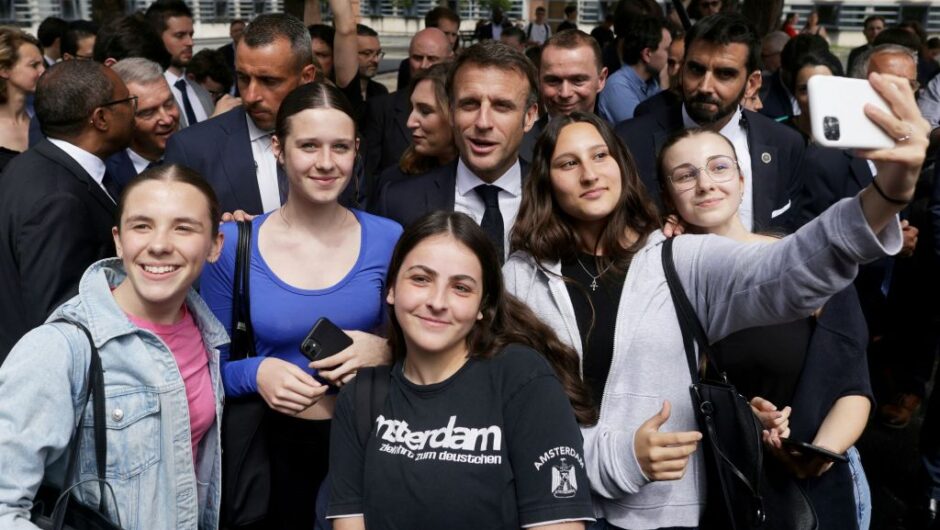Απίθανο σχόλιο μαθήτριας στον Μακρόν – Η selfie και το κλείσιμο ματιού